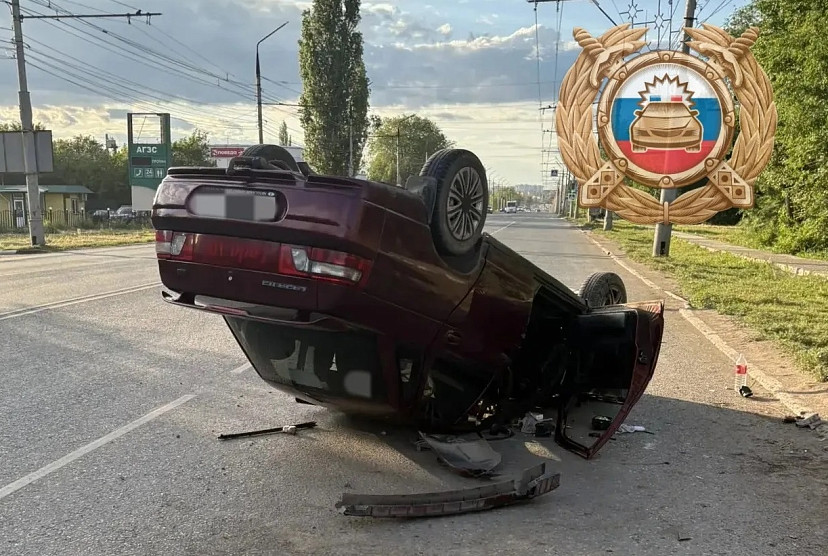 В Энгельсе водитель почувствовал себя плохо и опрокинул автомобиль