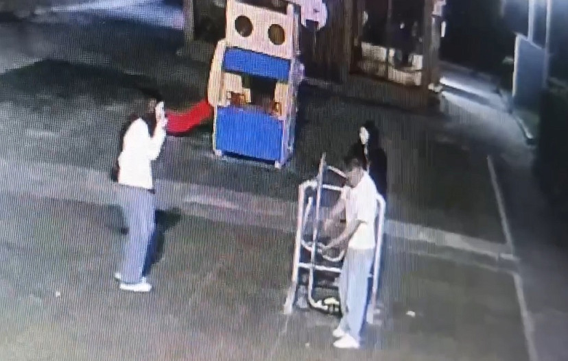 Подростки на детской площадке сломали качели для малышей 