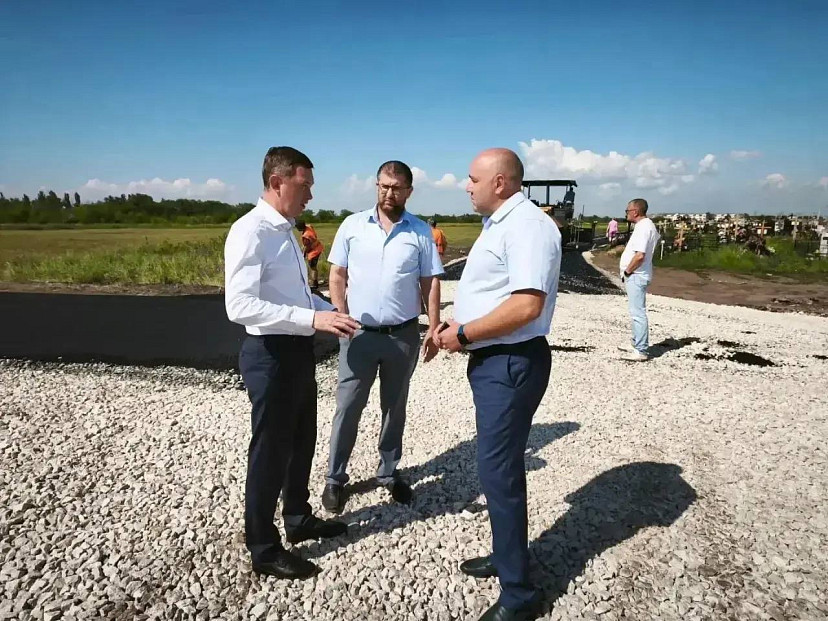 На кладбище в Энгельсе асфальтируют дороги